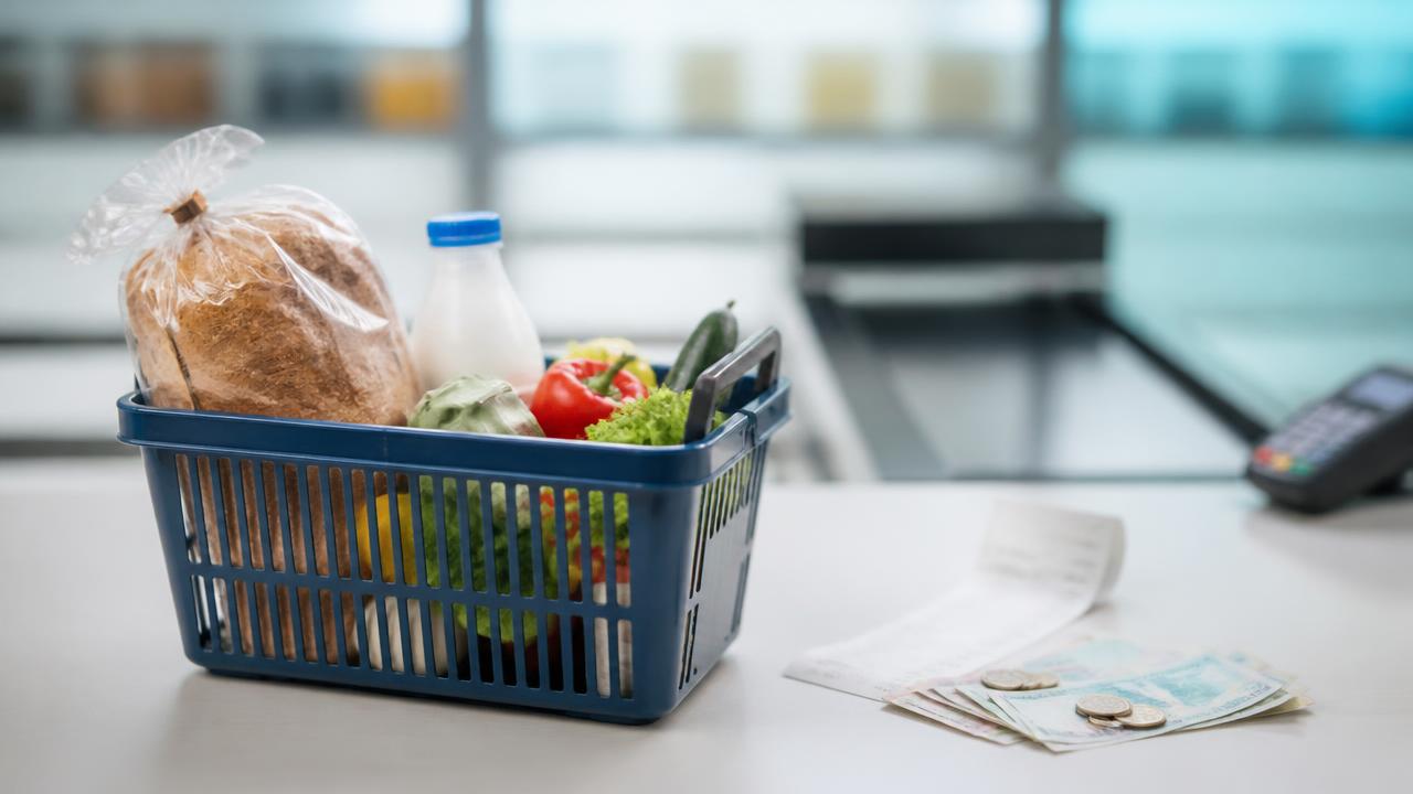 Coș de cumpărături cu produse de bază, bon fiscal și lei moldovenești